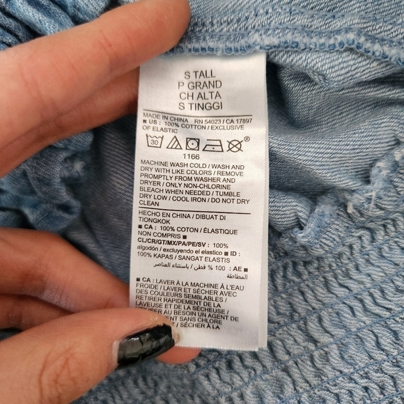 Old Navy Scoop-Neck Smocked Chambray Blouse. Size Small Tall. New. - Picture 6 of 8